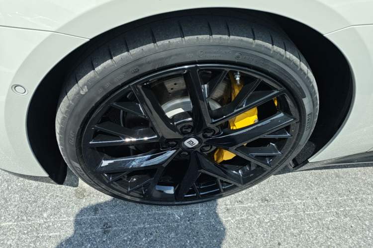 Used Xiaomi Auto SU7 2024 Four-Wheel Drive Ultra-Long Range Advanced Intelligent Driving Max Edition Left Front Wheel Hub