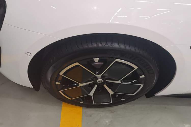 Used Xiaomi Auto SU7 2024 Rear-Drive Ultra-Long Range Advanced Pro-Level Intelligent Driving Version Left Front Wheel Hub