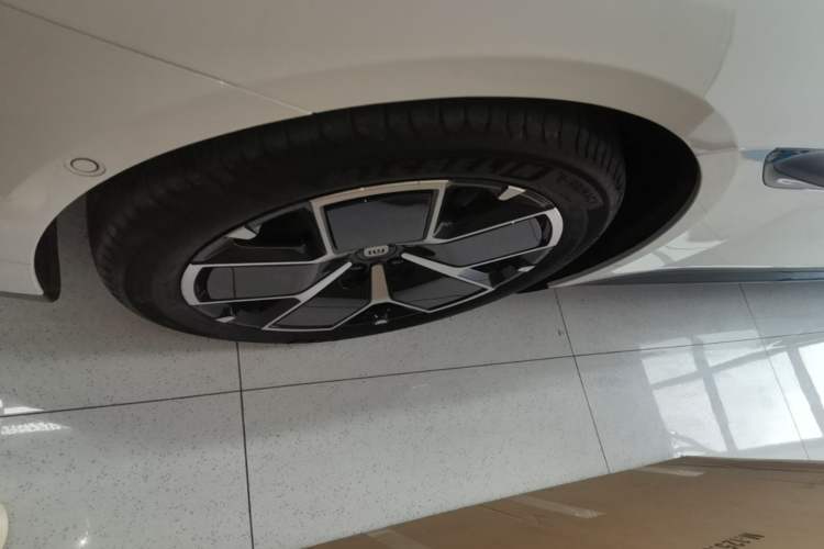 Used Xiaomi Auto SU7 2024 Rear-Drive Long-Range Intelligent Driving Version Left Front Wheel Hub