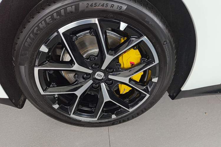 Used Xiaomi Auto SU7 2024 Rear-Drive Long-Range Intelligent Driving Version Left Front Wheel Hub