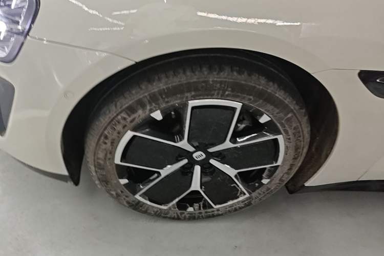 Used Xiaomi Auto SU7 2024 Rear-Drive Long-Range Intelligent Driving Version Left Front Wheel Hub