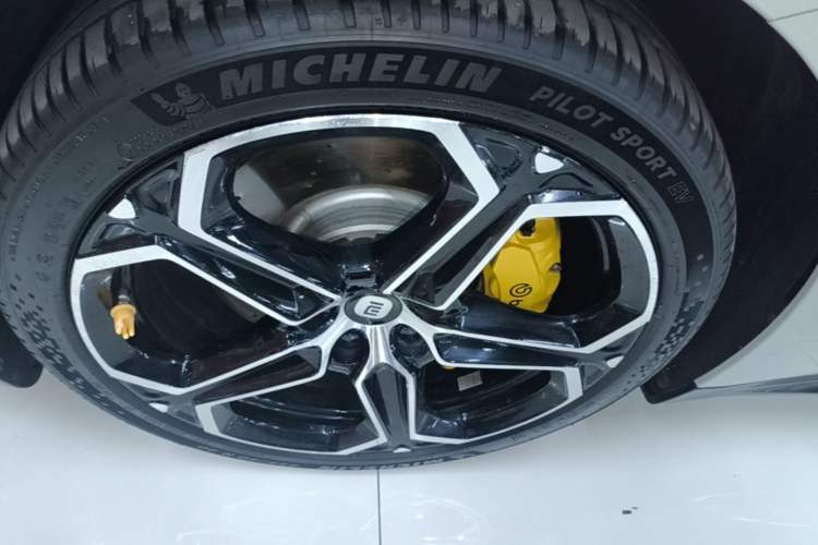 Used Xiaomi Auto SU7 2024 Rear-Drive Long-Range Intelligent Driving Version Left Front Wheel Hub