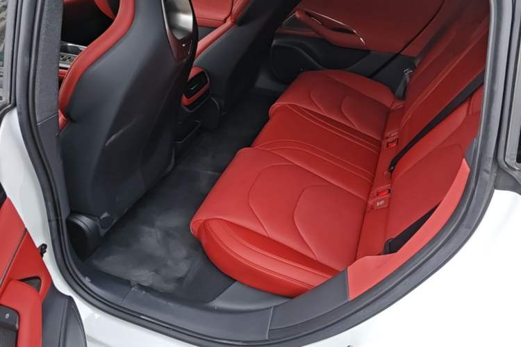 Used Xiaomi Auto SU7 2024 Rear-Drive Ultra-Long Range Advanced Pro-Level Intelligent Driving Version Left Rear Seat