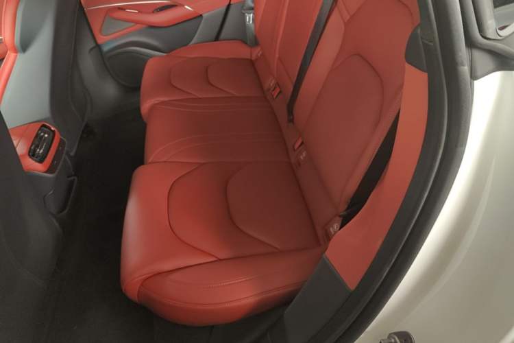 Used Xiaomi Auto SU7 2024 Four-Wheel Drive Ultra-Long Range Advanced Intelligent Driving Max Edition Left Rear Seat