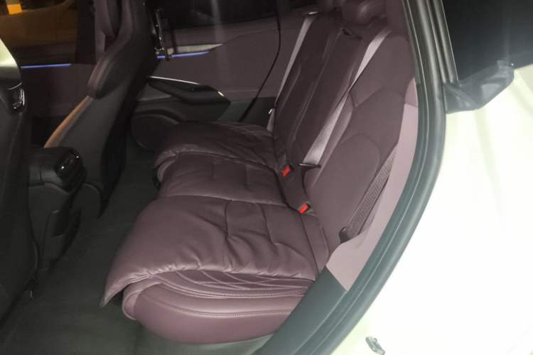 Used Xiaomi Auto SU7 2024 Four-Wheel Drive Ultra-Long Range Advanced Intelligent Driving Max Edition Left Rear Seat