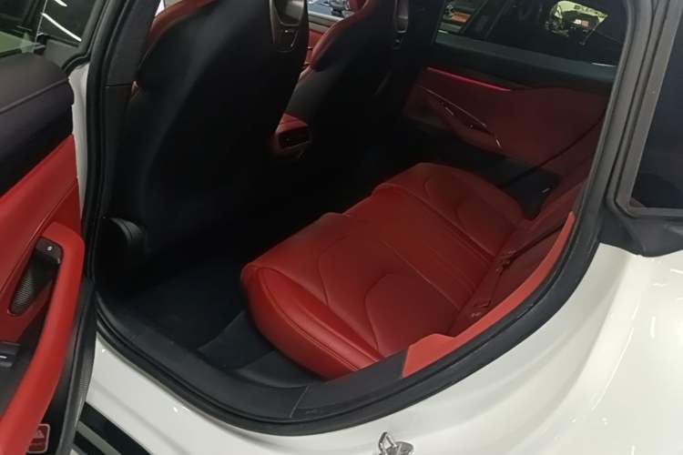Used Xiaomi Auto SU7 2024 Rear-Drive Ultra-Long Range Advanced Pro-Level Intelligent Driving Version Left Rear Seat