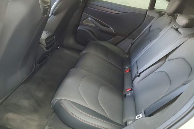 Used Xiaomi Auto SU7 2024 Four-Wheel Drive Ultra-Long Range Advanced Intelligent Driving Max Edition Left Rear Seat