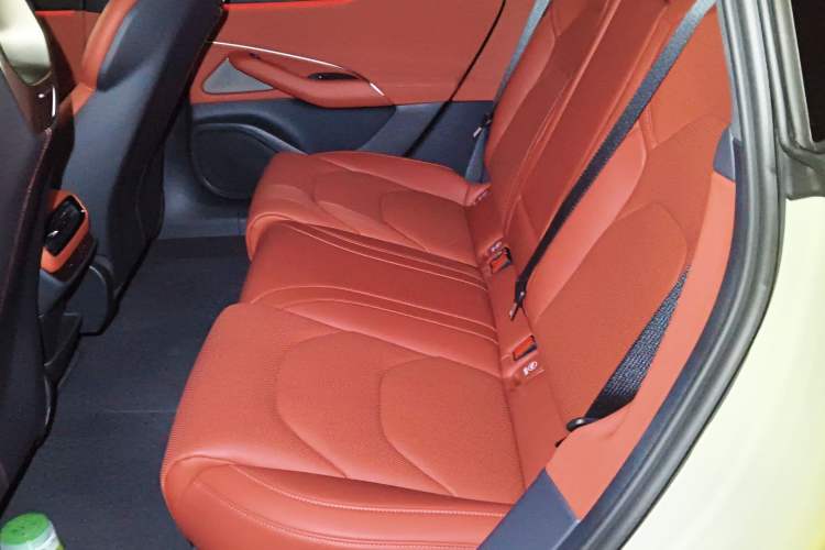 Used Xiaomi Auto SU7 2024 Four-Wheel Drive Ultra-Long Range Advanced Intelligent Driving Max Edition Left Rear Seat