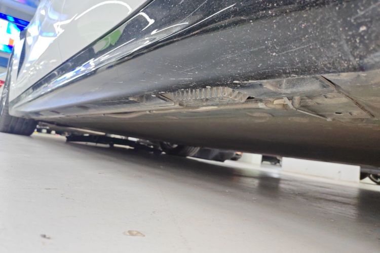 Used Xiaomi Auto SU7 2024 Four-Wheel Drive Ultra-Long Range Advanced Intelligent Driving Max Edition Left Side Sill