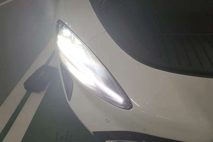 Used Xiaomi Auto SU7 2024 Rear-Drive Long-Range Intelligent Driving Version Right Front Headlight