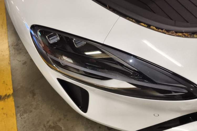 Used Xiaomi Auto SU7 2024 Four-Wheel Drive Ultra-Long Range Advanced Intelligent Driving Max Edition Right Front Headlight