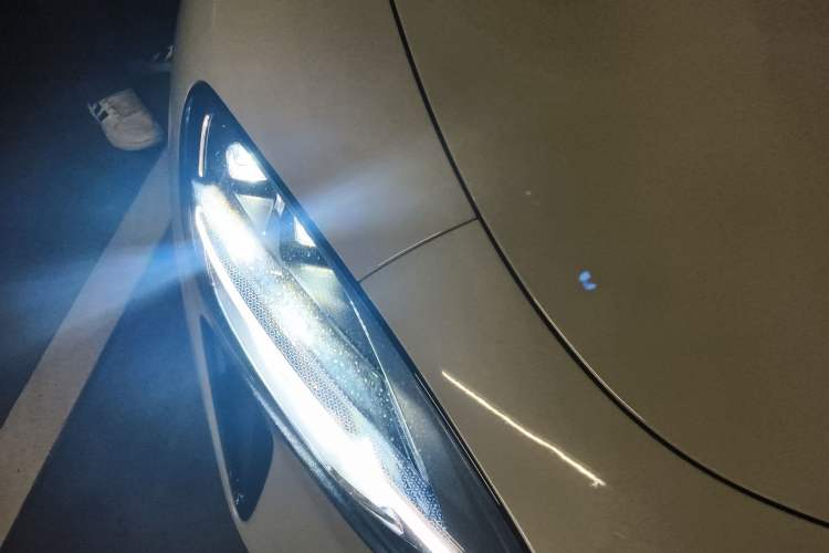 Used Xiaomi Auto SU7 2024 Four-Wheel Drive Ultra-Long Range Advanced Intelligent Driving Max Edition Right Front Headlight