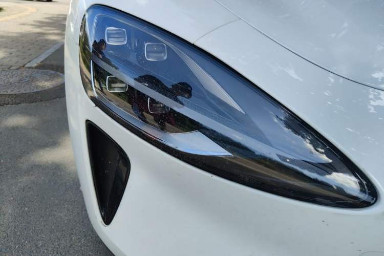 Used Xiaomi Auto SU7 2024 Four-Wheel Drive Ultra-Long Range Advanced Intelligent Driving Max Edition Right Front Headlight