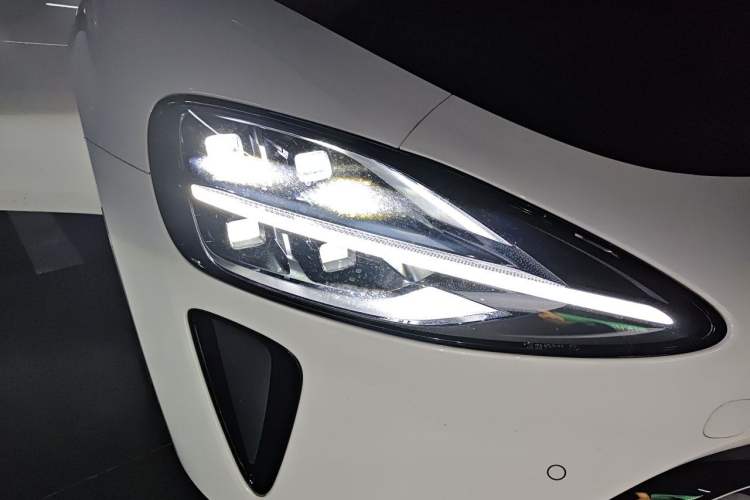 Used Xiaomi Auto SU7 2024 Rear-Drive Long-Range Intelligent Driving Version Right Front Headlight