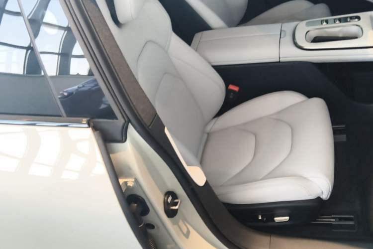Used Xiaomi Auto SU7 2024 Rear-Drive Long-Range Intelligent Driving Version Right Front Seat