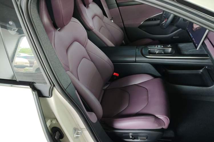 Used Xiaomi Auto SU7 2024 Rear-Drive Long-Range Intelligent Driving Version Right Front Seat