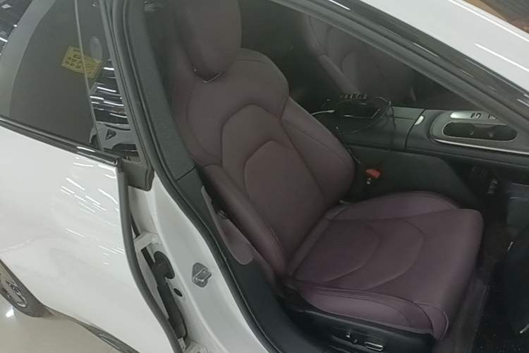 Used Xiaomi Auto SU7 2024 Rear-Drive Long-Range Intelligent Driving Version Right Front Seat