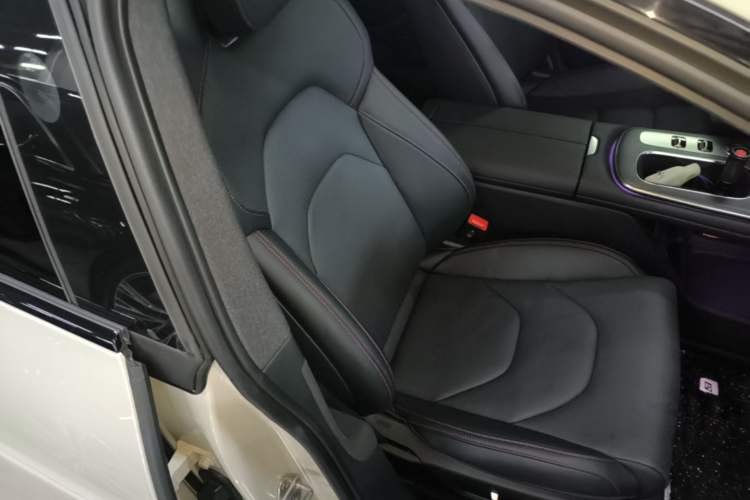 Used Xiaomi Auto SU7 2024 Rear-Drive Long-Range Intelligent Driving Version Right Front Seat
