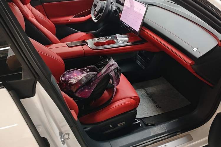 Used Xiaomi Auto SU7 2024 Four-Wheel Drive Ultra-Long Range Advanced Intelligent Driving Max Edition Right Front Seat