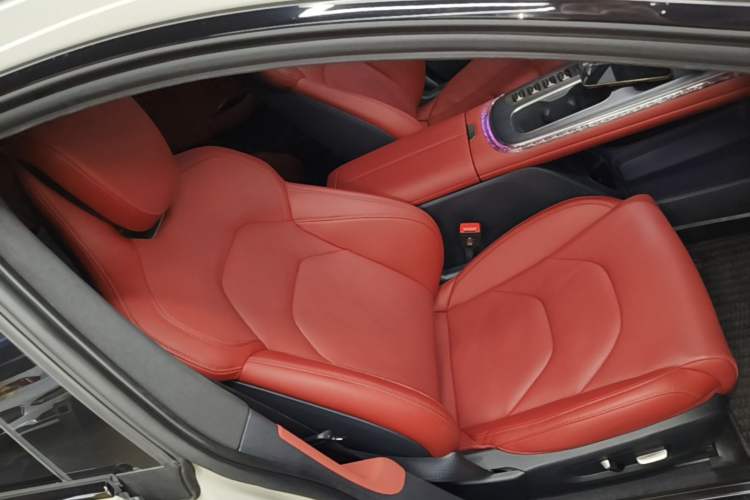 Used Xiaomi Auto SU7 2024 Four-Wheel Drive Ultra-Long Range Advanced Intelligent Driving Max Edition Right Front Seat