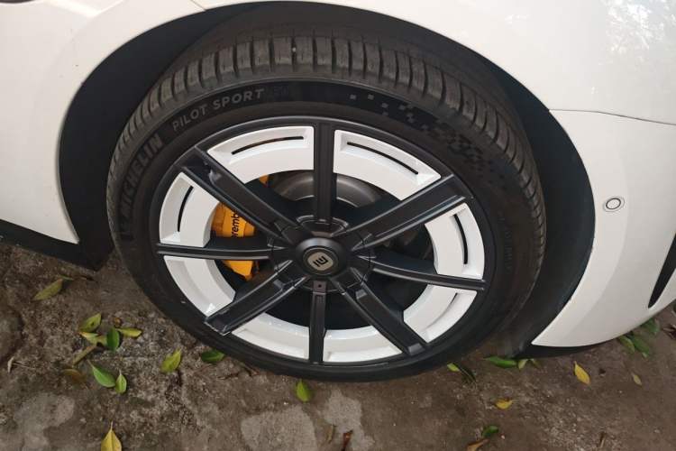 Used Xiaomi Auto SU7 2024 Rear-Drive Standard Founder Edition Right Front Wheel Hub