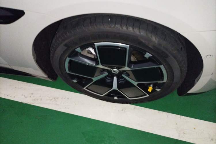 Used Xiaomi Auto SU7 2024 Rear-Drive Long-Range Intelligent Driving Version Right Front Wheel Hub