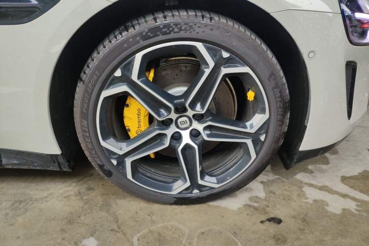 Used Xiaomi Auto SU7 2024 Rear-Drive Ultra-Long Range Advanced Pro-Level Intelligent Driving Version Right Front Wheel Hub