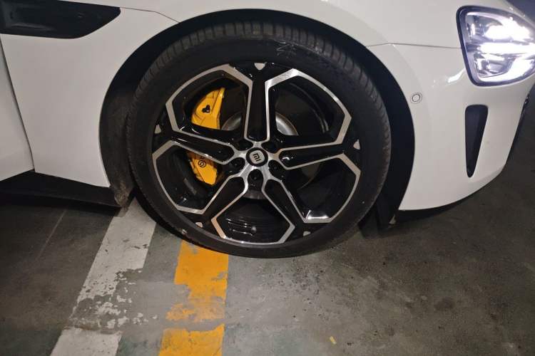 Used Xiaomi Auto SU7 2024 Four-Wheel Drive Ultra-Long Range Advanced Intelligent Driving Max Edition Right Front Wheel Hub