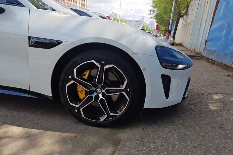 Used Xiaomi Auto SU7 2024 Rear-Drive Ultra-Long Range Advanced Pro-Level Intelligent Driving Version Right Front Wheel Hub