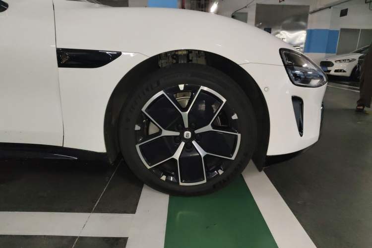 Used Xiaomi Auto SU7 2024 Rear-Drive Long-Range Intelligent Driving Version Right Front Wheel Hub