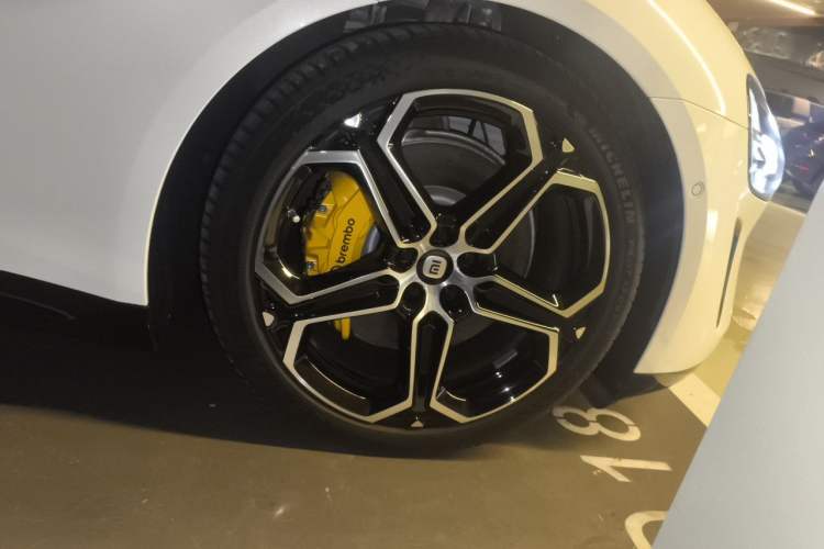 Used Xiaomi Auto SU7 2024 Four-Wheel Drive Ultra-Long Range Advanced Intelligent Driving Max Edition Right Front Wheel Hub