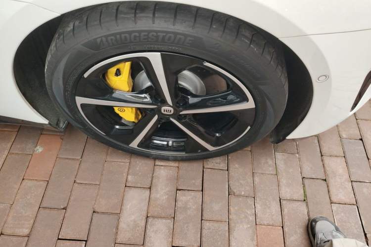 Used Xiaomi Auto SU7 2024 Four-Wheel Drive Ultra-Long Range Advanced Intelligent Driving Max Edition Right Front Wheel Hub