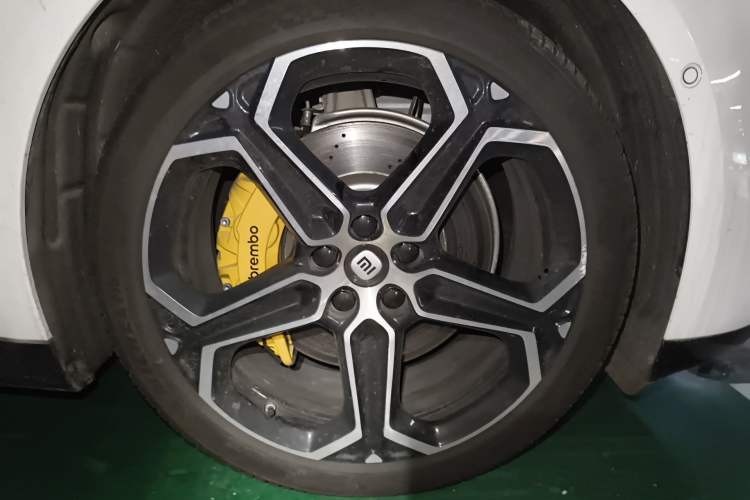 Used Xiaomi Auto SU7 2024 Rear-Drive Ultra-Long Range Advanced Pro-Level Intelligent Driving Version Right Front Wheel Hub