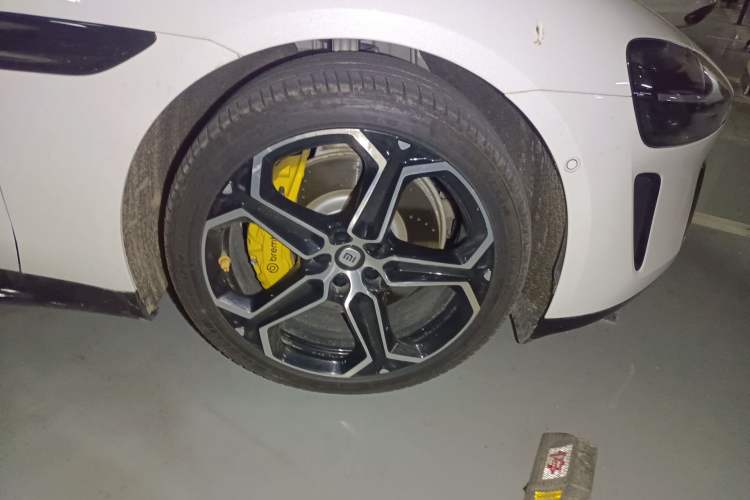 Used Xiaomi Auto SU7 2024 Rear-Drive Ultra-Long Range Advanced Pro-Level Intelligent Driving Version Right Front Wheel Hub