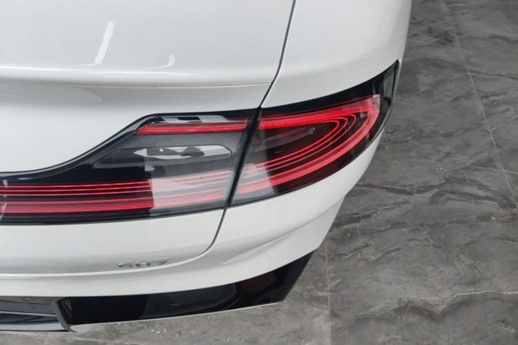 Used Xiaomi Auto SU7 2024 Rear-Drive Long-Range Intelligent Driving Version Right Rear Taillight