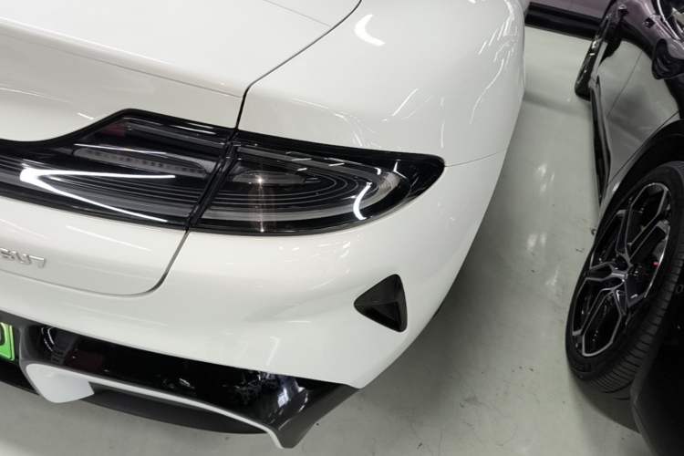 Used Xiaomi Auto SU7 2024 Rear-Drive Long-Range Intelligent Driving Version Right Rear Taillight