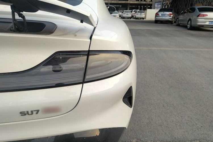 Used Xiaomi Auto SU7 2024 Four-Wheel Drive Ultra-Long Range Advanced Intelligent Driving Max Edition Right Rear Taillight