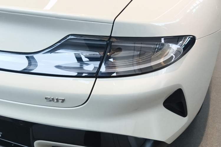 Used Xiaomi Auto SU7 2024 Rear-Drive Long-Range Intelligent Driving Version Right Rear Taillight