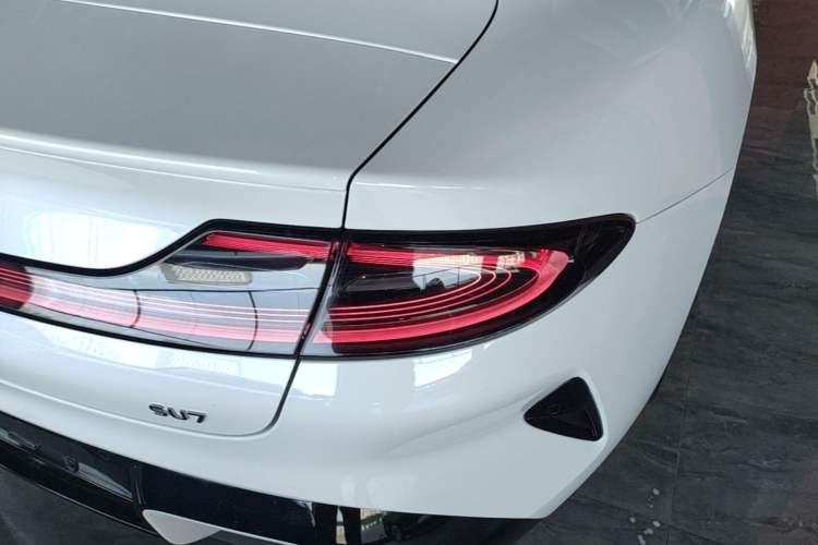 Used Xiaomi Auto SU7 2024 Rear-Drive Long-Range Intelligent Driving Version Right Rear Taillight