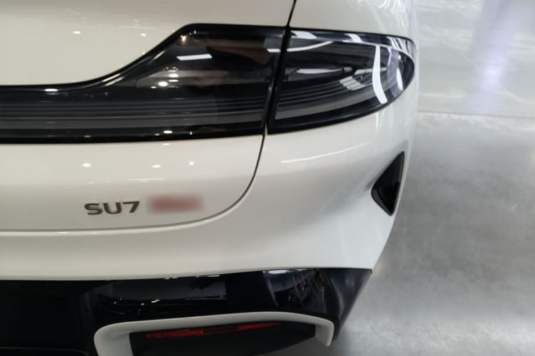Used Xiaomi Auto SU7 2024 Four-Wheel Drive Ultra-Long Range Advanced Intelligent Driving Max Edition Right Rear Taillight
