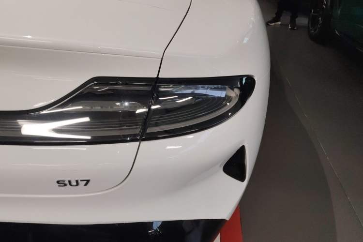 Used Xiaomi Auto SU7 2024 Rear-Drive Ultra-Long Range Advanced Pro-Level Intelligent Driving Version Right Rear Taillight