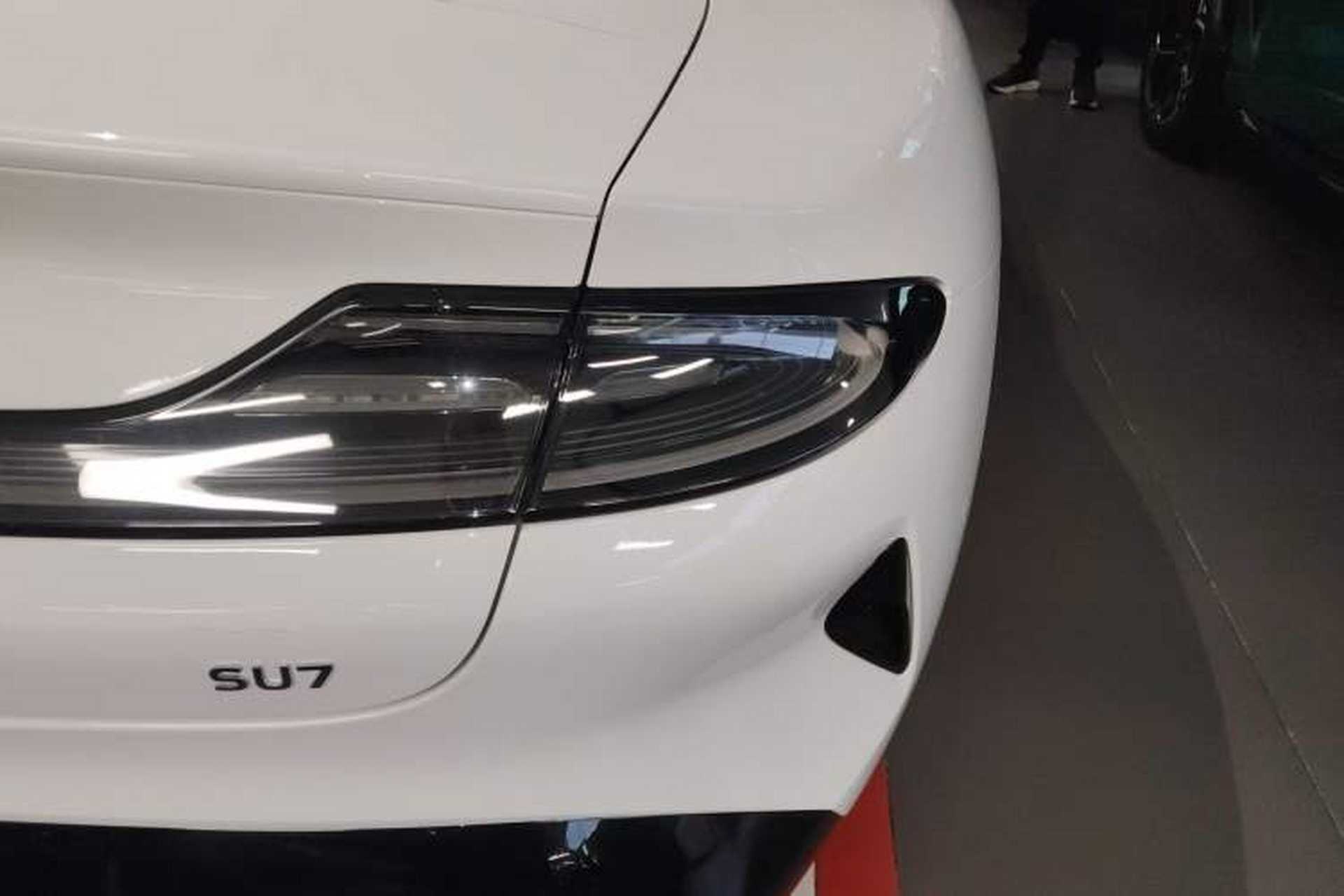 Used Xiaomi Auto SU7 2024 Rear-Drive Ultra-Long Range Advanced Pro-Level Intelligent Driving Version Right Rear Taillight