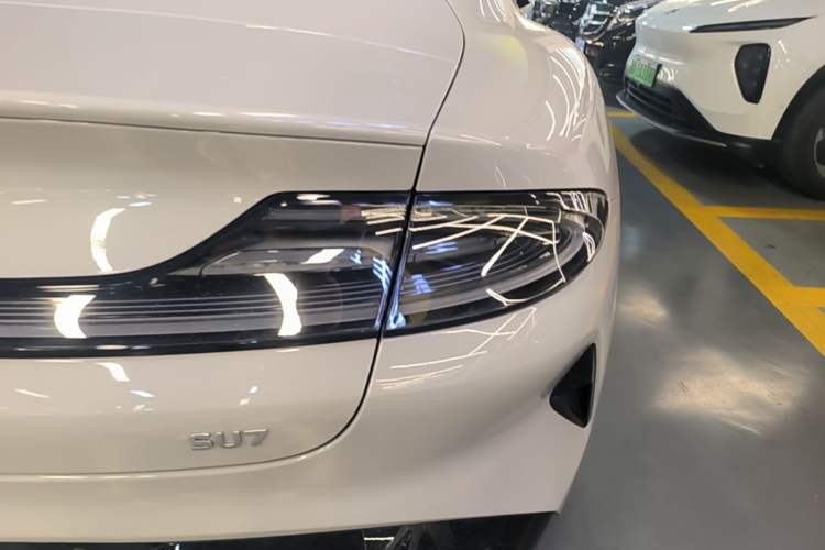 Used Xiaomi Auto SU7 2024 Rear-Drive Long-Range Intelligent Driving Version Right Rear Taillight