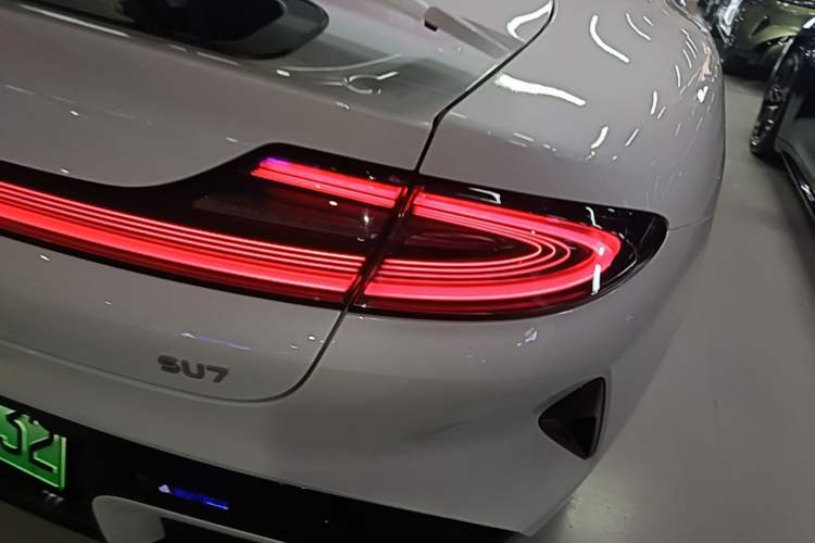 Used Xiaomi Auto SU7 2024 Rear-Drive Ultra-Long Range Advanced Pro-Level Intelligent Driving Version Right Rear Taillight