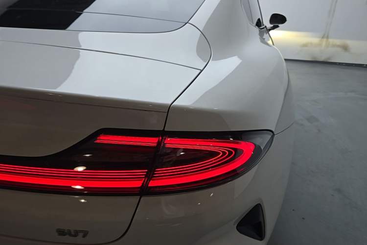 Used Xiaomi Auto SU7 2024 Rear-Drive Long-Range Intelligent Driving Version Right Rear Taillight