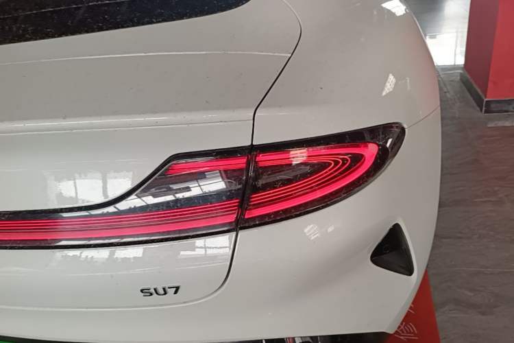 Used Xiaomi Auto SU7 2024 Rear-Drive Long-Range Intelligent Driving Version Right Rear Taillight