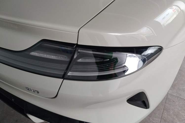 Used Xiaomi Auto SU7 2024 Rear-Drive Long-Range Intelligent Driving Version Right Rear Taillight