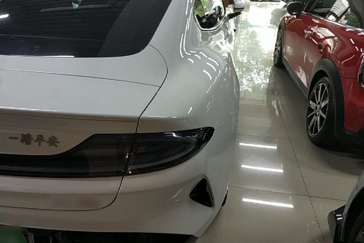 Used Xiaomi Auto SU7 2024 Four-Wheel Drive Ultra-Long Range Advanced Intelligent Driving Max Edition Right Rear Taillight