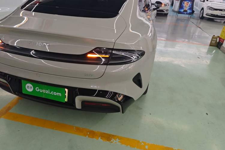 Used Xiaomi Auto SU7 2024 Rear-Drive Long-Range Intelligent Driving Version Right Rear Taillight