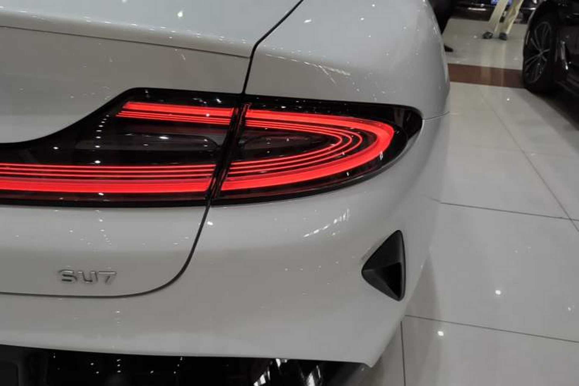 Used Xiaomi Auto SU7 2024 Rear-Drive Ultra-Long Range Advanced Pro-Level Intelligent Driving Version Right Rear Taillight